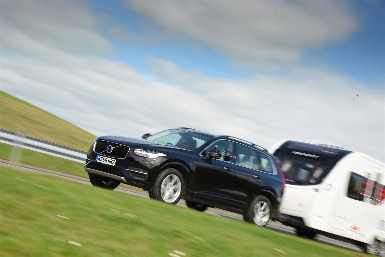 Volvo XC90 T8 voted ‘Best Hybrid’ at Tow Car Awards 2017