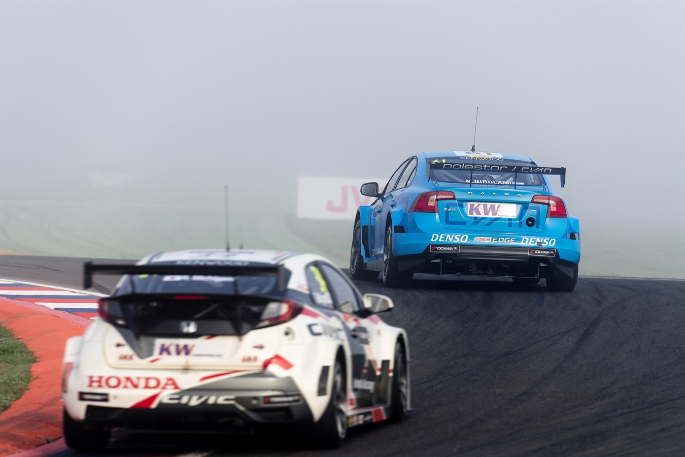 Nicky Catsburg claims pole in Argentina as Polestar Cyan Racing win fifth MAC3