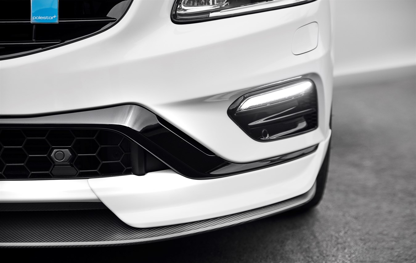 Uppdaterade Volvo S60 och V60 Polestar med aerodynamiska förbättringar i kolfiber som ger 30 procent mer marktryck   Polestar, Volvo Cars prestandamärke, har avslöjat modellår 18 av Volvo S60 och V60 Polestar med aerodynamiska komponenter i kolfiber som ökar marktrycket med 30 procent för förbättrad prestanda och väghållning. Ett begränsat antal av 1500 bilar kommer att produceras där samtliga får ett unikt nummer på instegslisten.