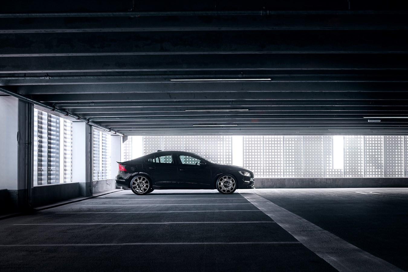 Uppdaterade Volvo S60 och V60 Polestar med aerodynamiska förbättringar i kolfiber som ger 30 procent mer marktryck   Polestar, Volvo Cars prestandamärke, har avslöjat modellår 18 av Volvo S60 och V60 Polestar med aerodynamiska komponenter i kolfiber som ökar marktrycket med 30 procent för förbättrad prestanda och väghållning. Ett begränsat antal av 1500 bilar kommer att produceras där samtliga får ett unikt nummer på instegslisten.