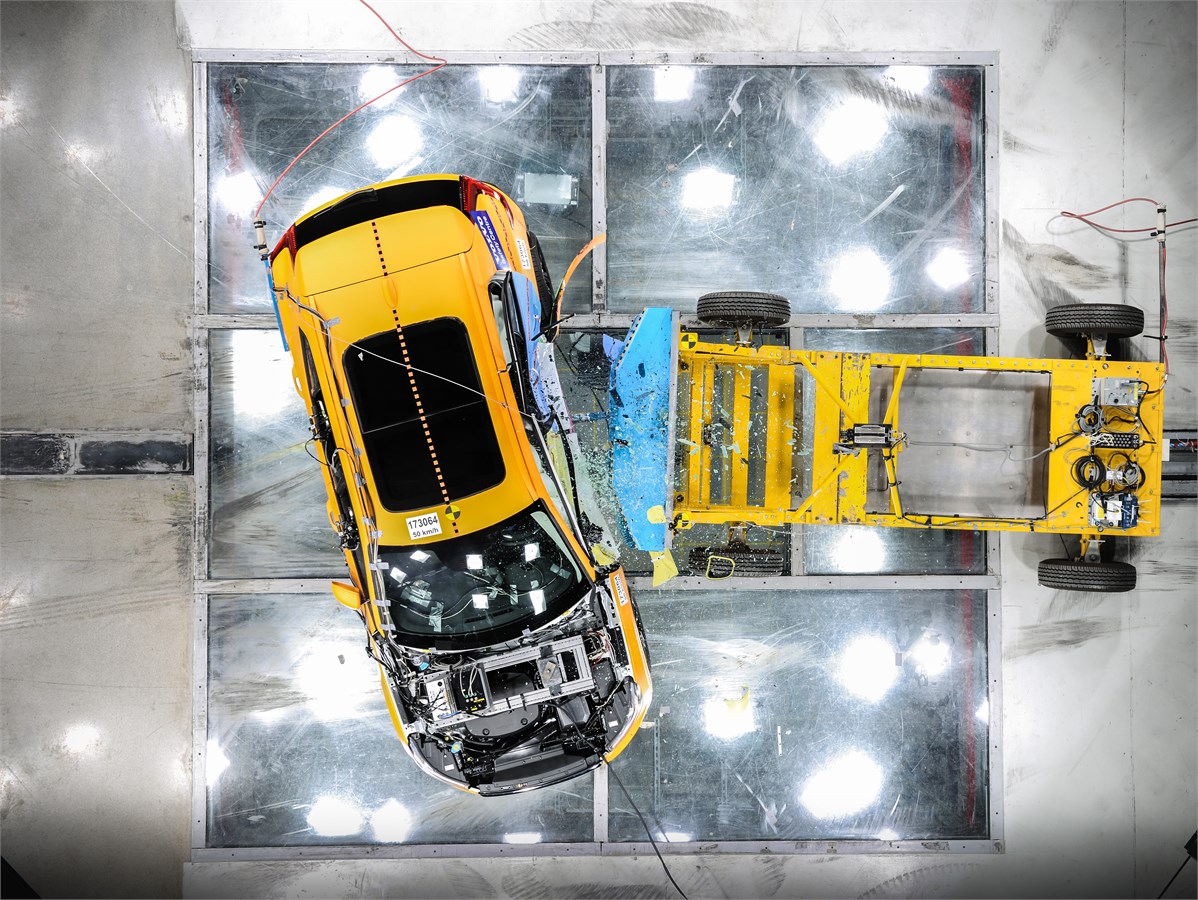 New Volvo XC40 - Crash Test side impact - from above