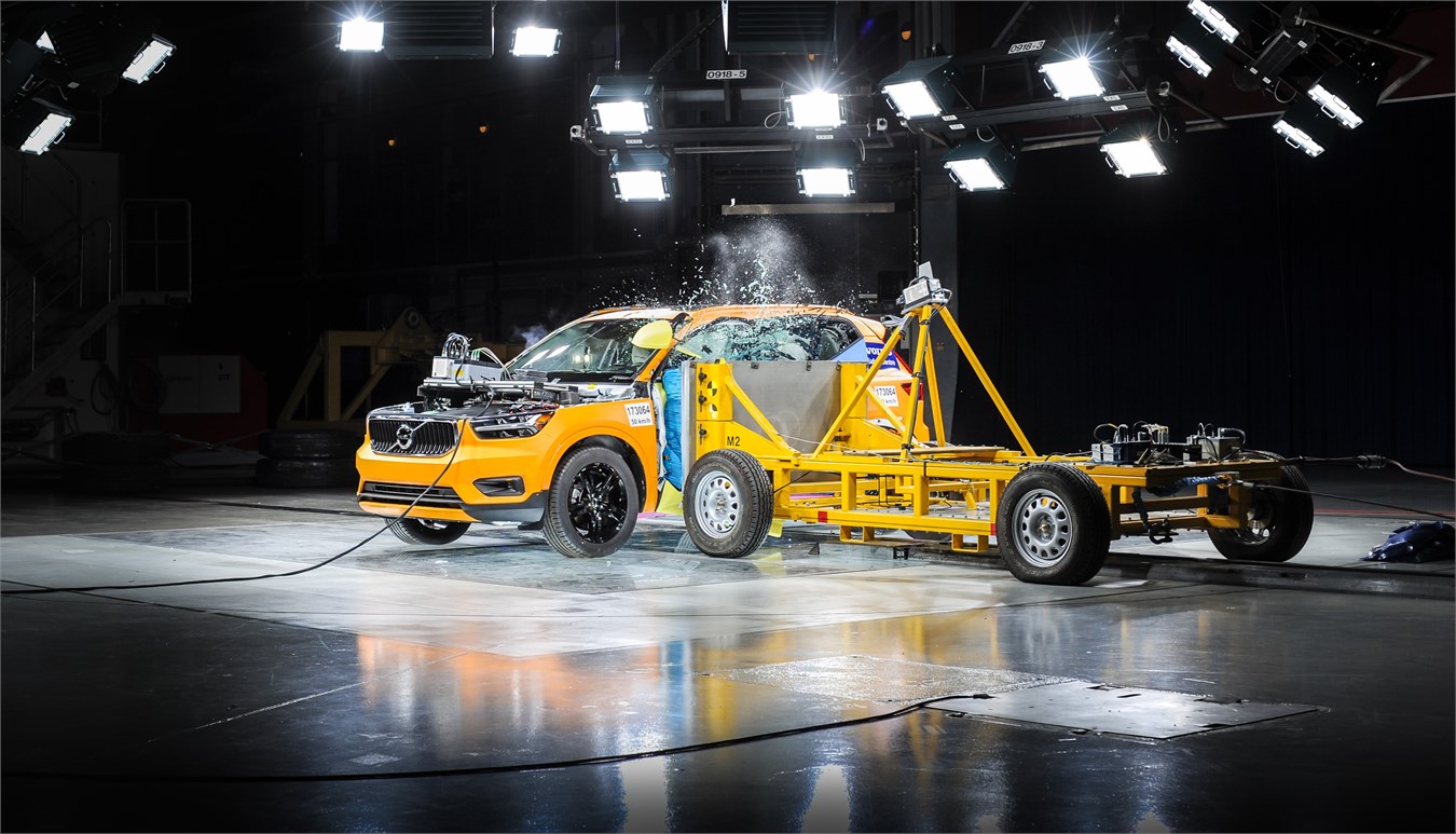 New Volvo XC40 - Crash Test side impact - from 3/4 angle