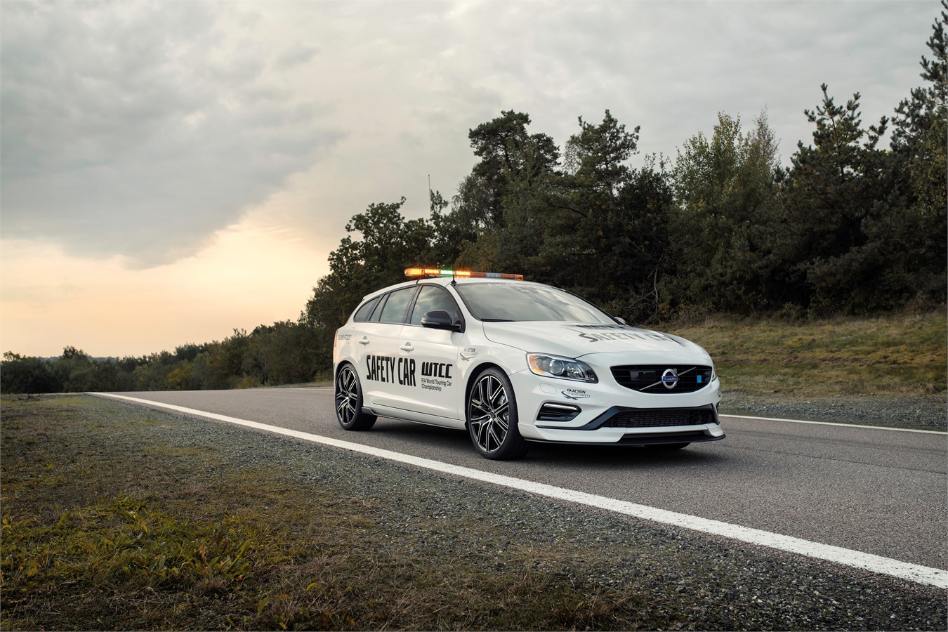 Världens säkraste Safety Car blir snabbare med nya Volvo V60 Polestar WTCC Safety Car