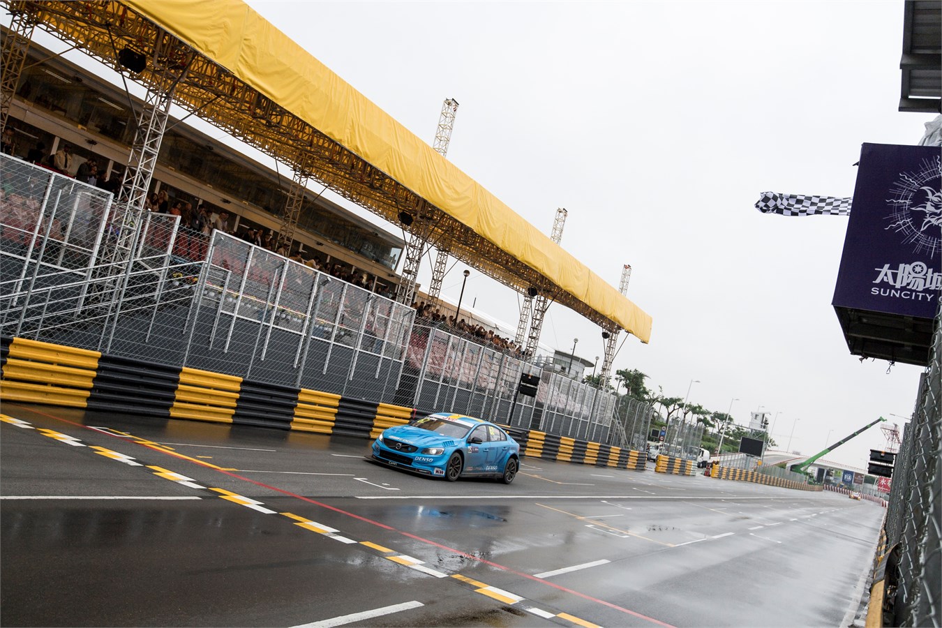 Polestar Cyan Racing behåller dubbel VM-ledning efter kaotiskt stadslopp i Macau