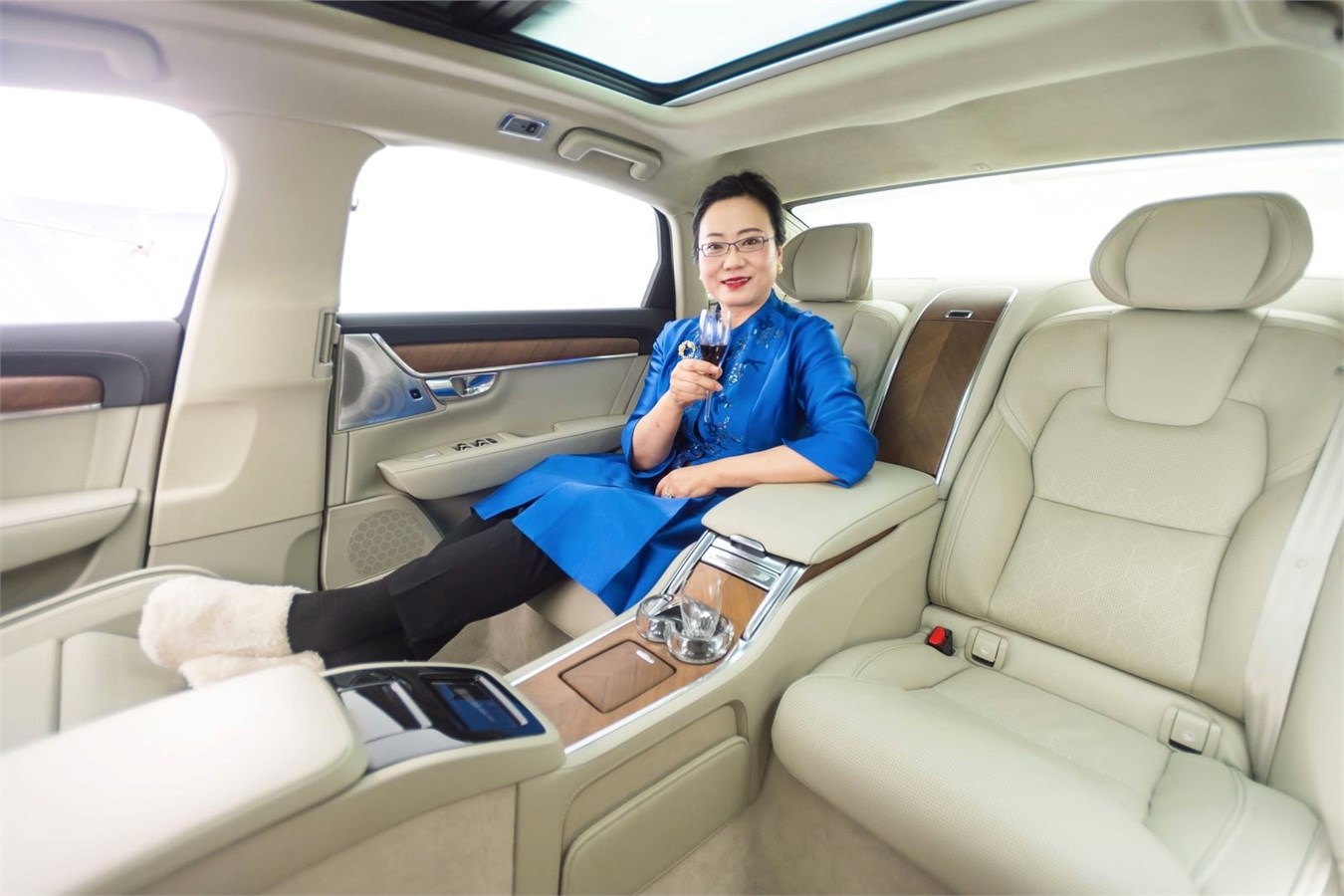 依文企业集团董事长夏华女士体验沃尔沃S90荣誉版（S90 Excellence）