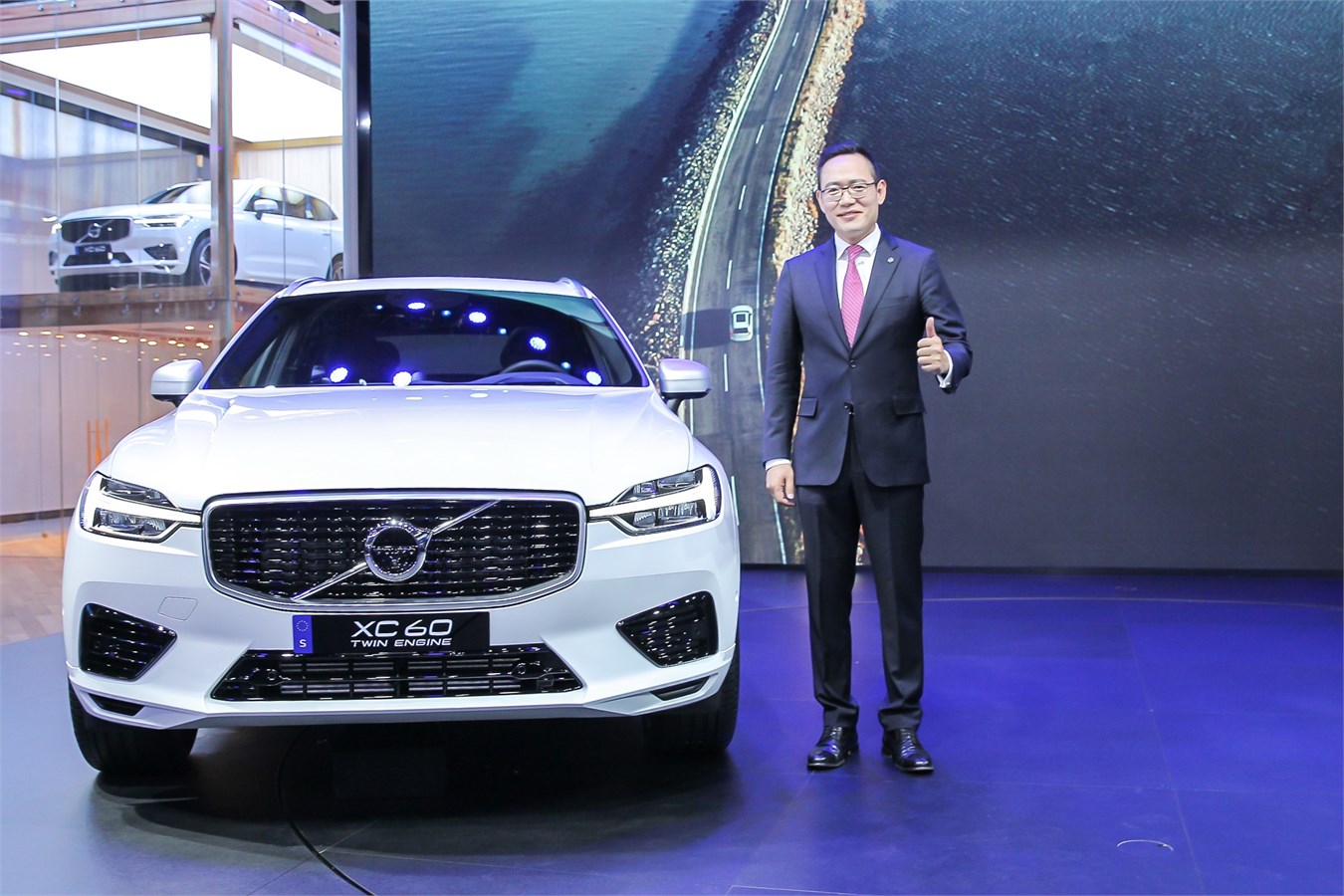 沃尔沃汽车集团全球高级副总裁 亚太区总裁兼CEO袁小林先生与全新XC60合影