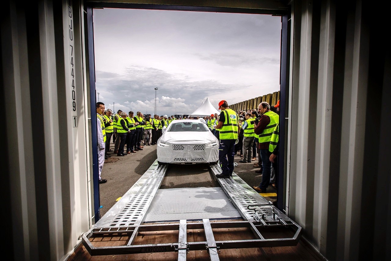 运抵泽布鲁日港的沃尔沃S90豪华轿车进行卸货作业