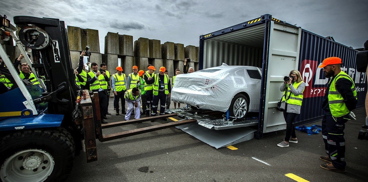 运抵泽布鲁日港的沃尔沃S90豪华轿车进行卸货作业