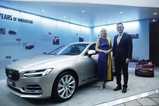 亚太区总裁兼CEO袁小林先生向林戴安女士介绍沃尔沃全新S90长轴距豪华轿车