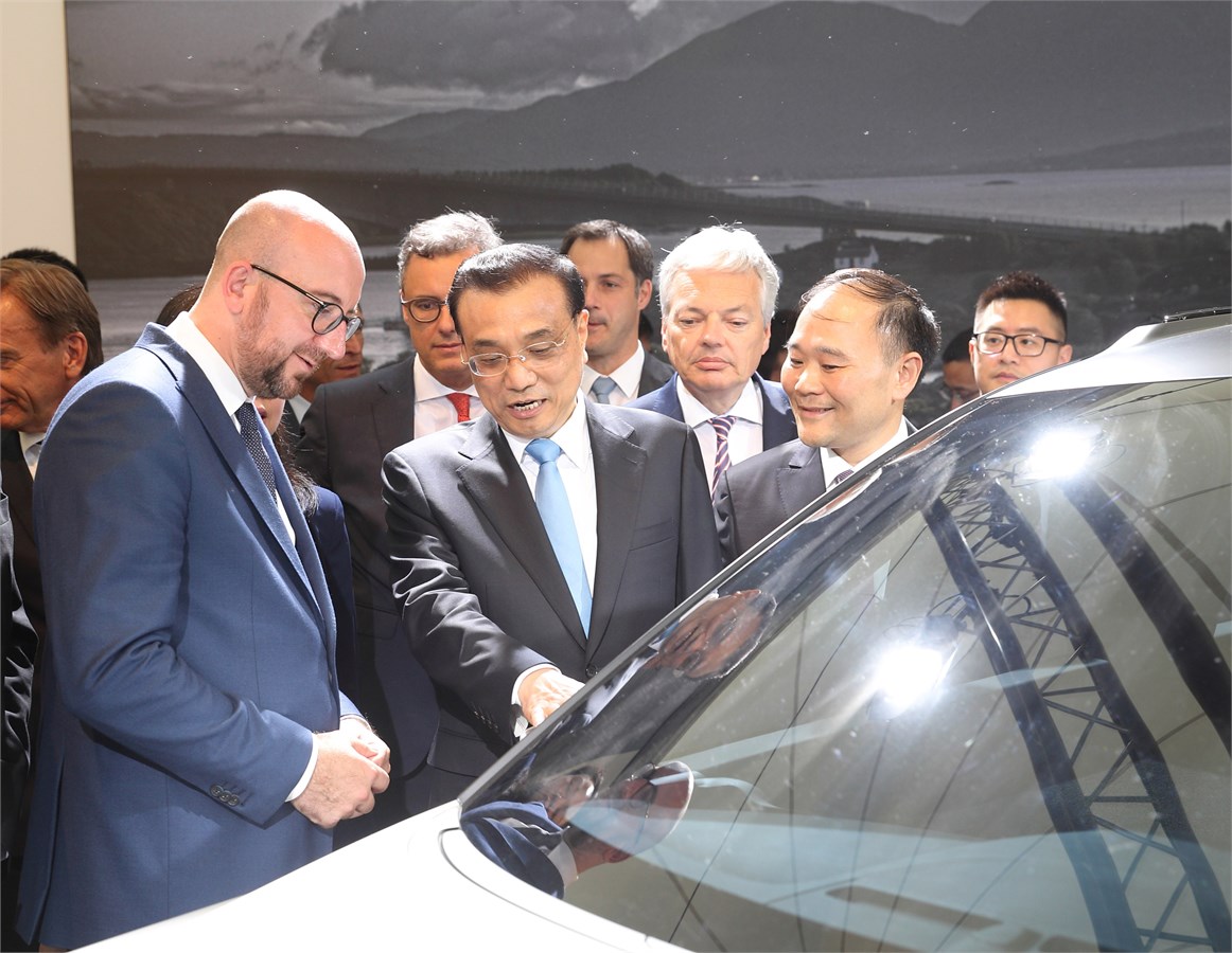 李克强总理和比利时首相米歇尔参观沃尔沃XC40概念车
