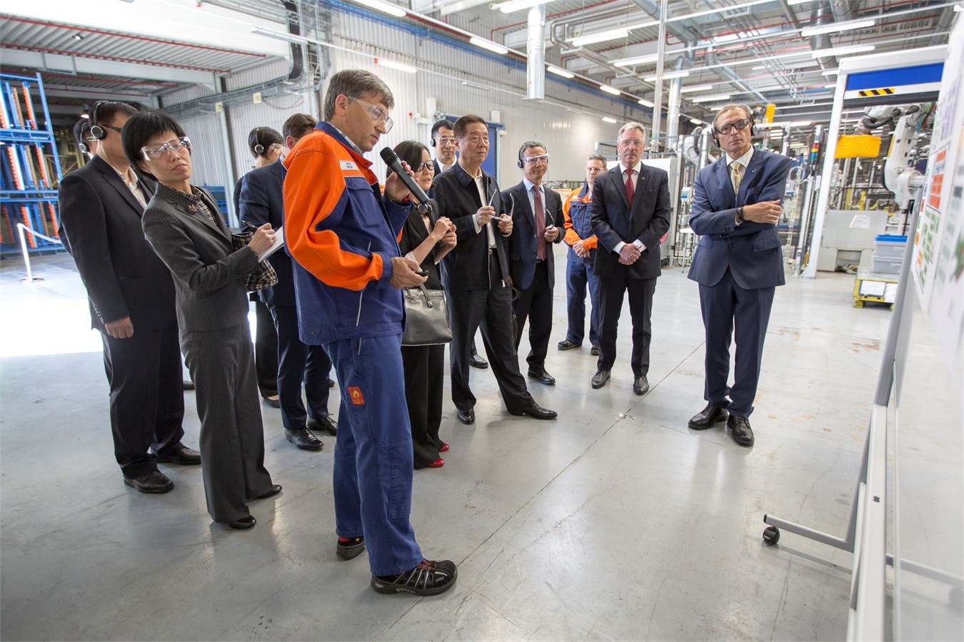 中国海关总署署长于广洲一行参观访问沃尔沃比利时根特工厂