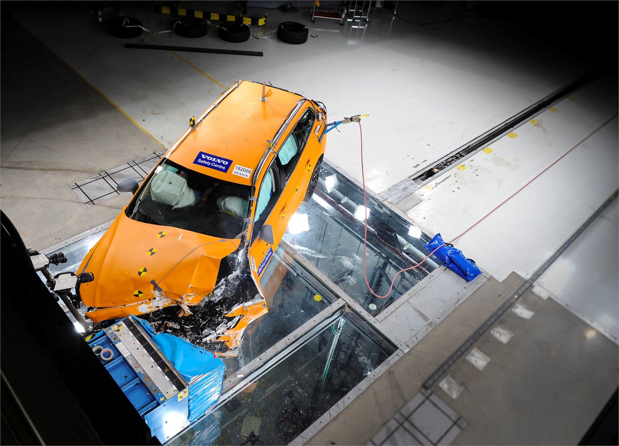 New Volvo V60 crash test still
