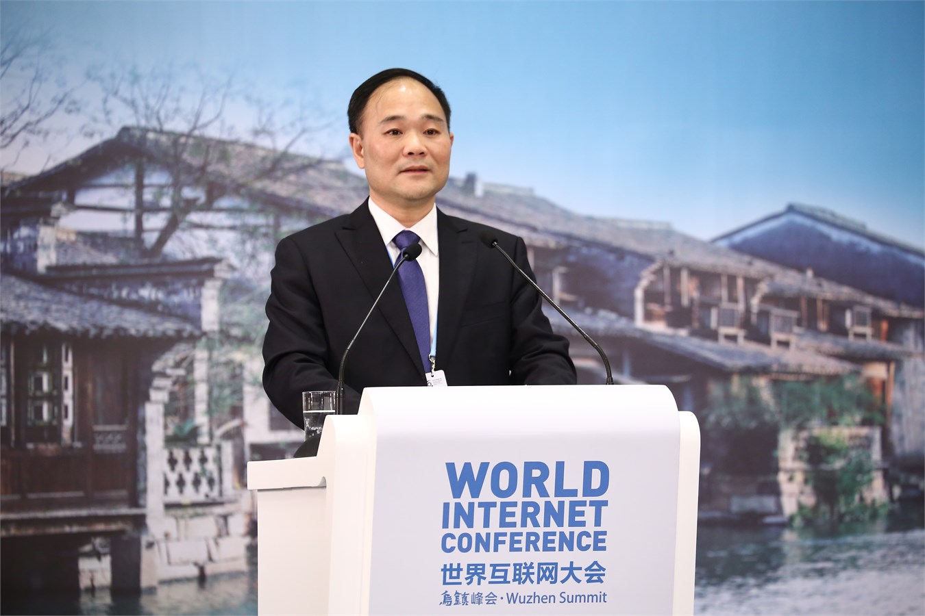 世界互联网大会，李书福作为汽车行业唯一代表发表讲话