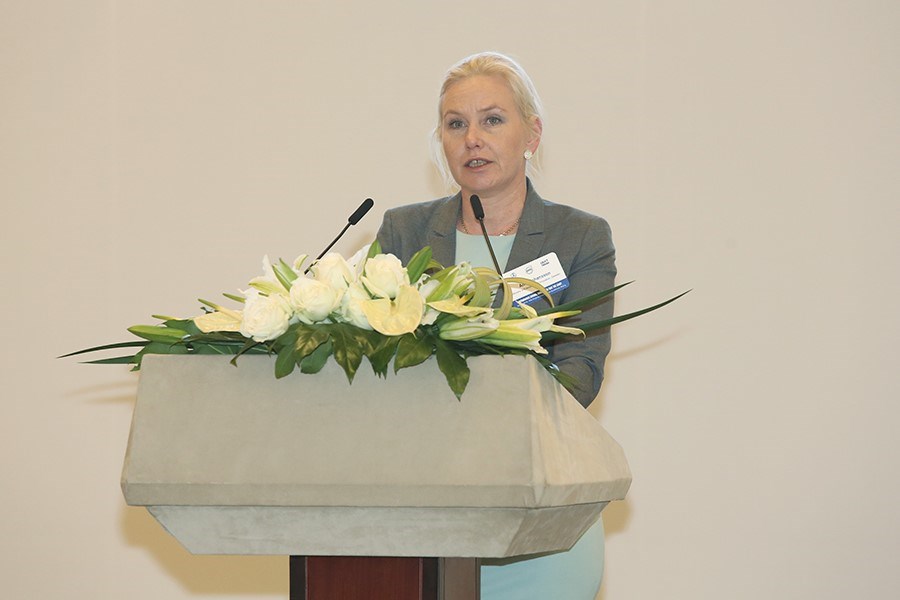 瑞典企业与创新部基础设施大臣安娜·尤翰松发表主旨演讲