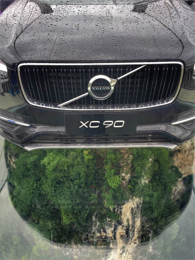 全新XC90悬于300米高的高山峡谷之间
