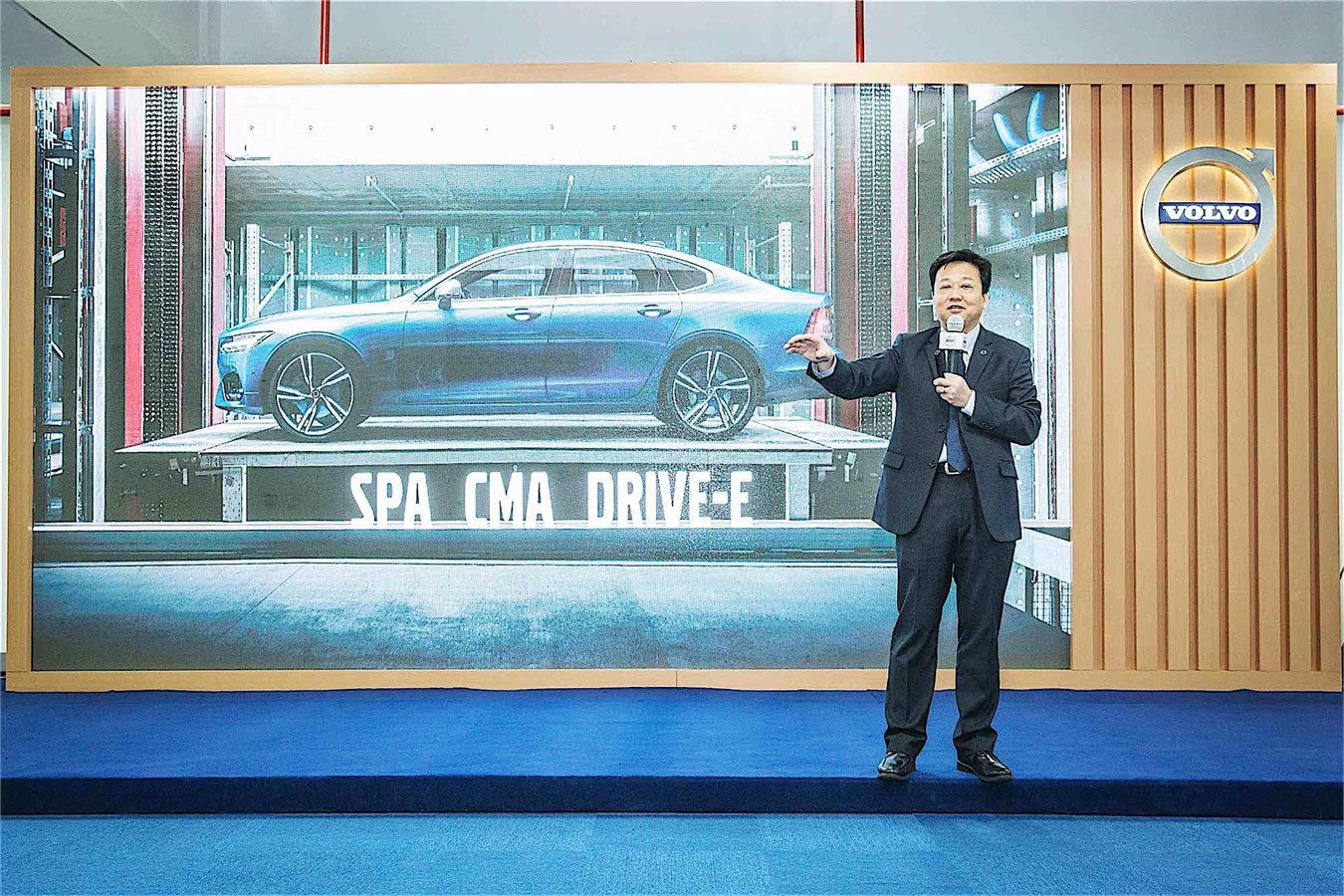 沃尔沃汽车集团亚太区研发副总裁沈峰博士为媒体介绍沃尔沃未来科技