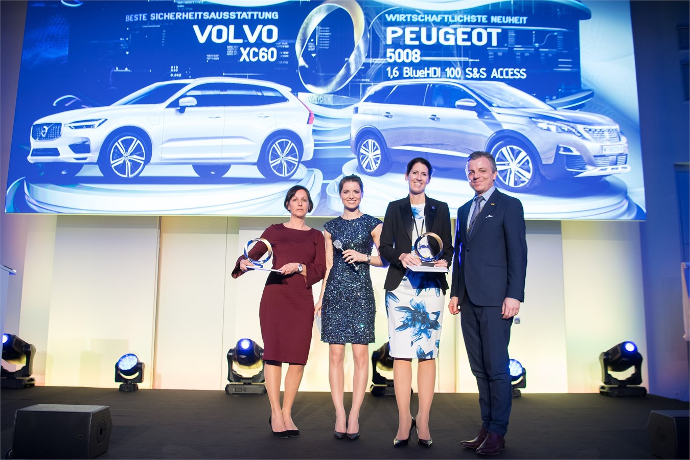 Karin Stalzer, Pressesprecherin von Volvo Car Austria freut sich über den Marcus Award für den Volvo XC60
