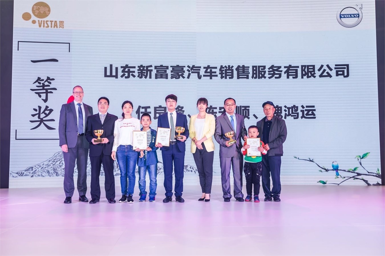 沃尔沃汽车集团全球客户服务副总裁Martin Persson为2018 VISTA中国区机电组冠军山东新富豪颁奖