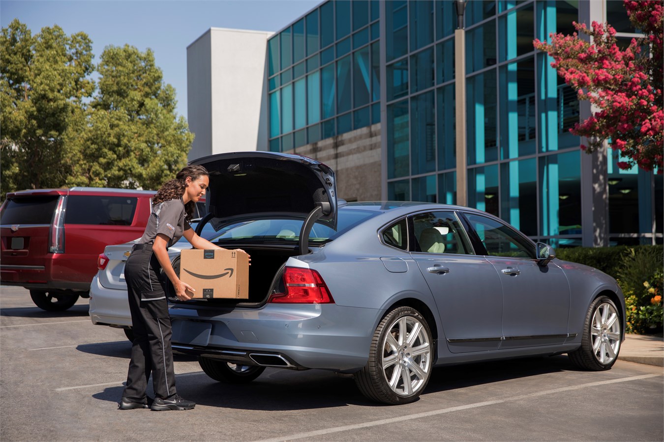 Volvo Cars совместно с Amazon запускает услугу доставки заказов в автомобиль