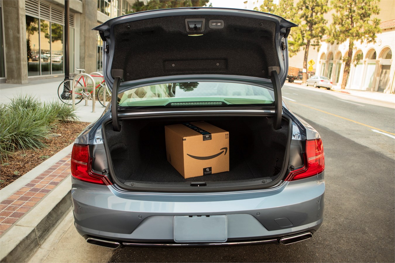 Volvo Cars совместно с Amazon запускает услугу доставки заказов в автомобиль