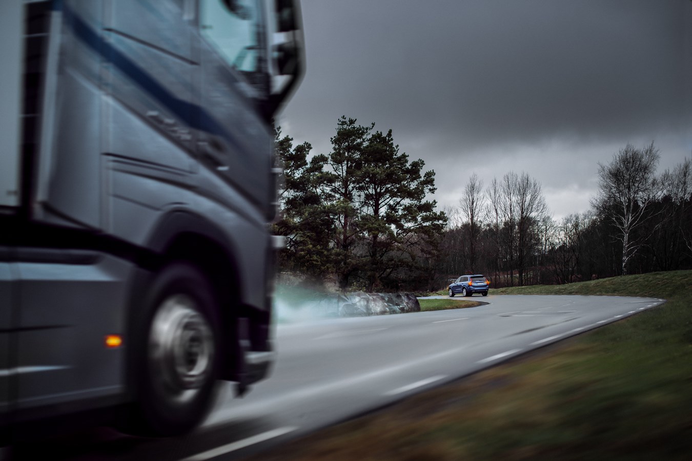 Für mehr Verkehrssicherheit: Volvo Cars und Volvo Trucks tauschen Echtzeit-Fahrzeugdaten aus