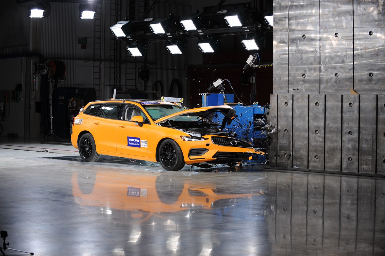 New Volvo V60 crash test 