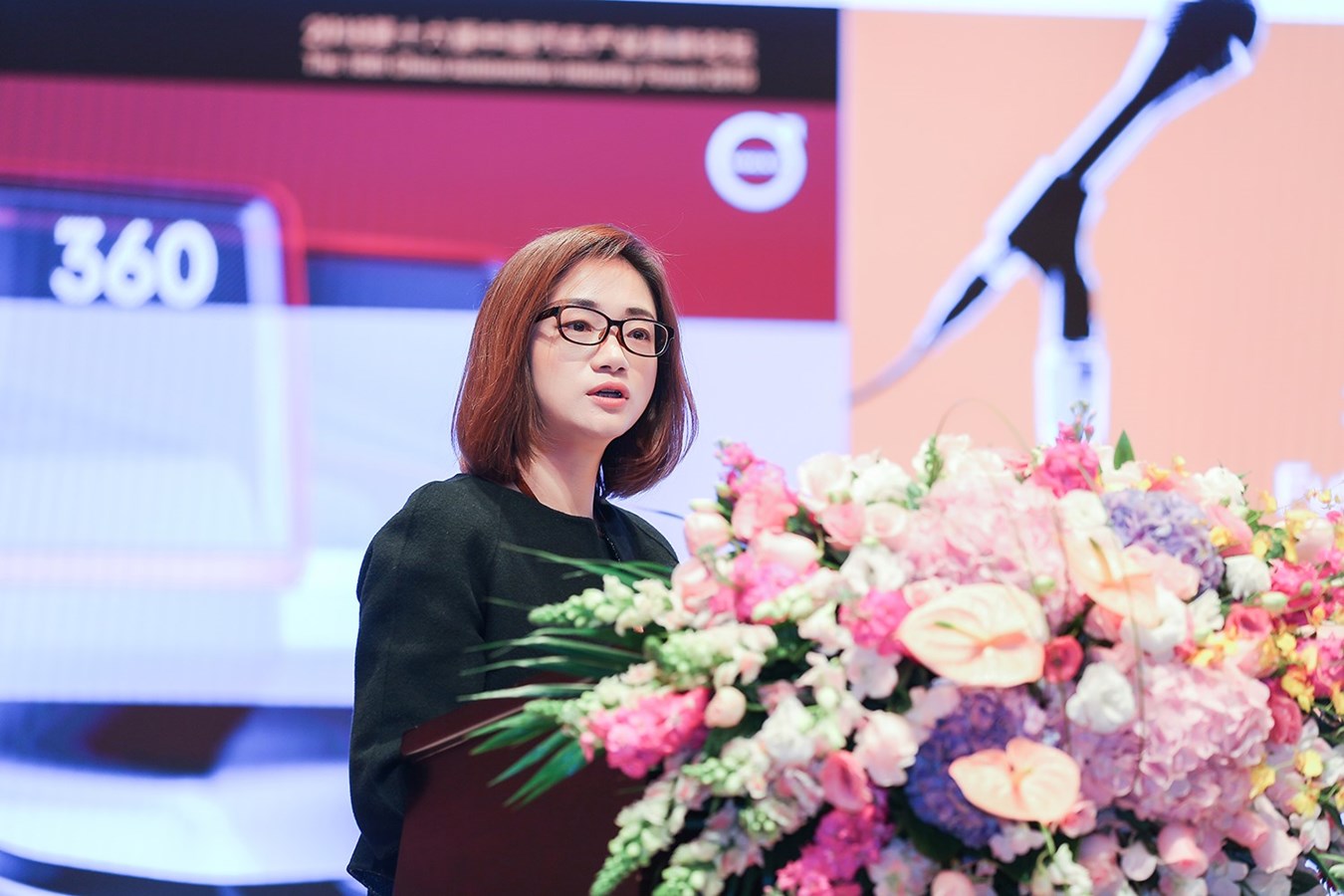 赵琴女士发表主题为《创造历史，否则只能成为历史——创新和坚持是掌握未来的关键》的演讲