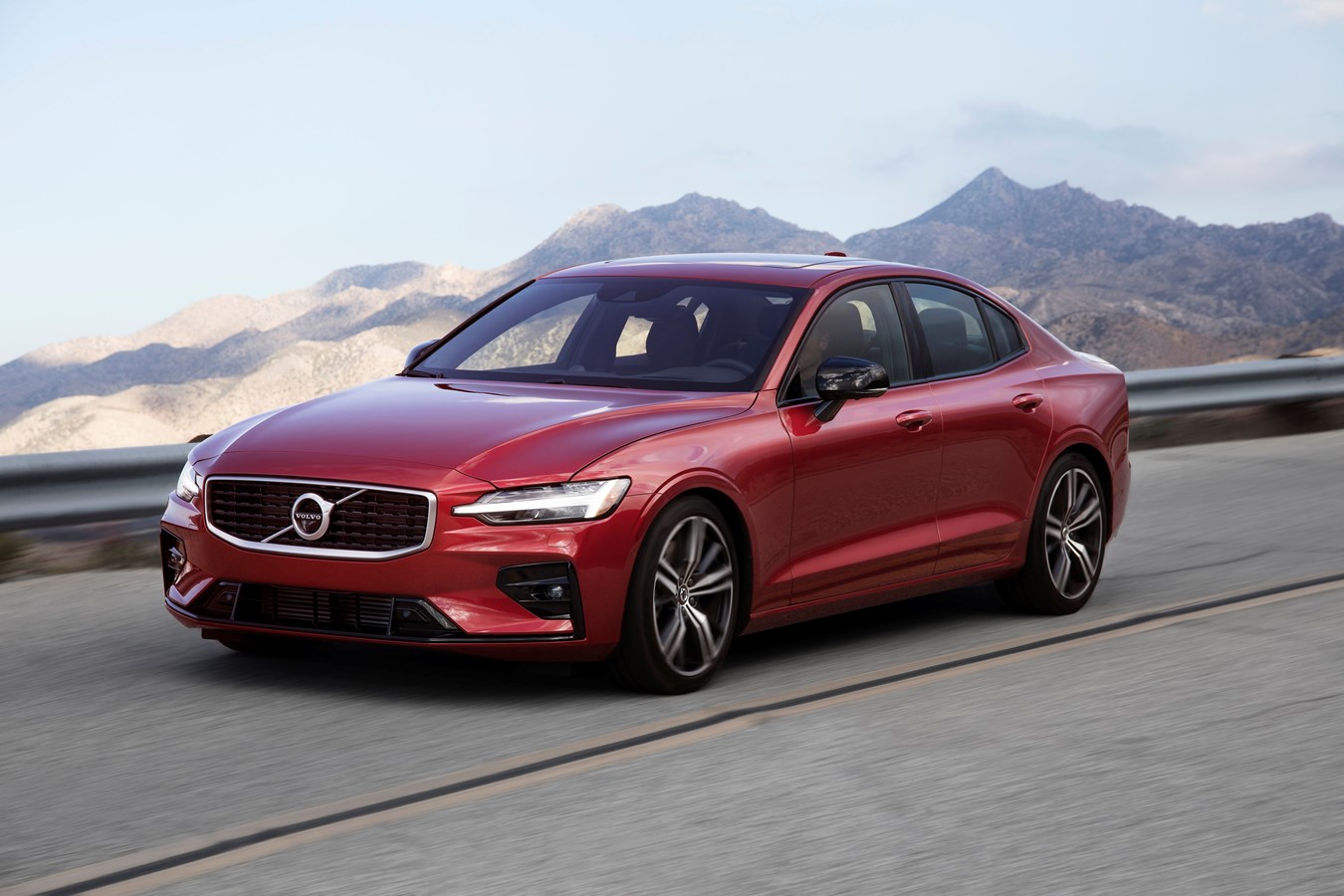 Volvo’s XC40 and S60/V60 Named 2019 Motor Trend SUV of the Year and Car of the Year Finalists