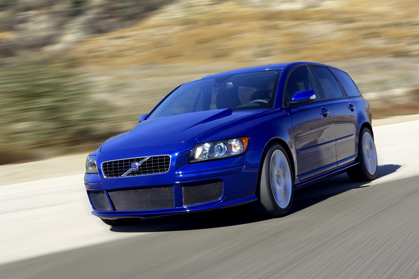 Hot-blooded Volvo V50 SV Concept Car Debuts at 2004 Specialty