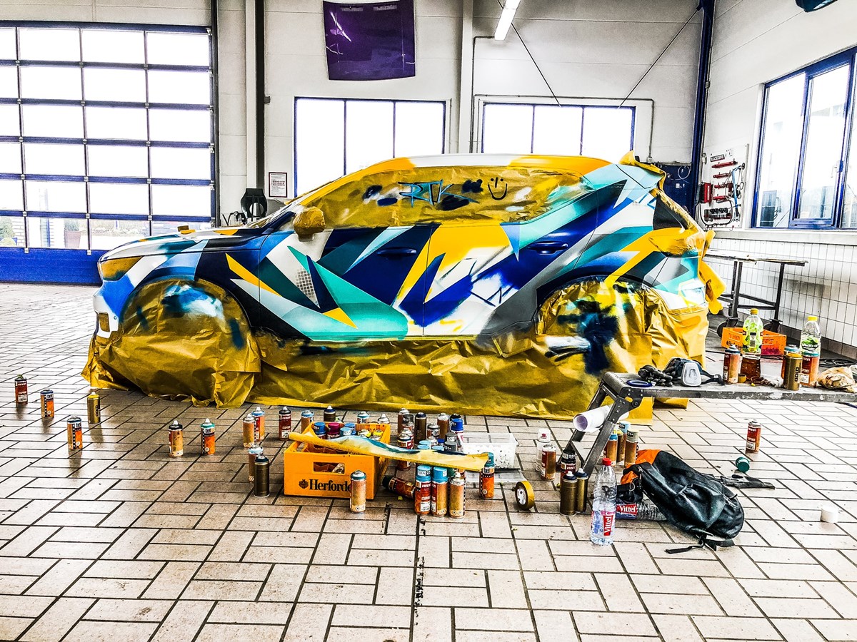 Graffiti-Künstler René Turrek verwandelt neuen Volvo XC40 in audiovisuelles Kunstwerk