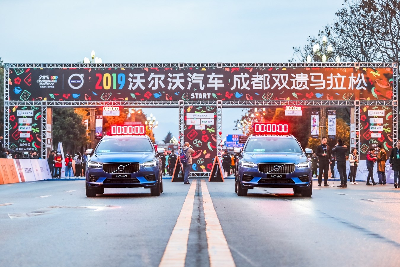 人文科技豪华SUV沃尔沃XC60官方领跑2019沃尔沃汽车成都双遗马拉松