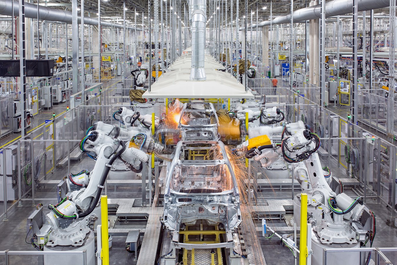 Процесс автомобильной сборки на заводе Volvo Cars в Луцяо (Китай) 