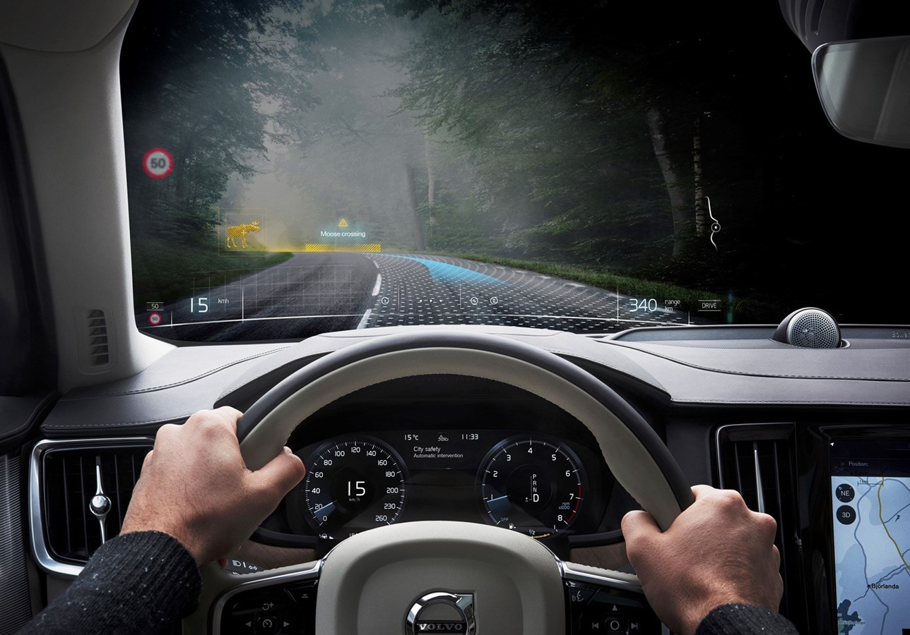 沃尔沃汽车安全专家通过增强现实技术，在真实道路环境中测试、评估虚拟主动安全系统