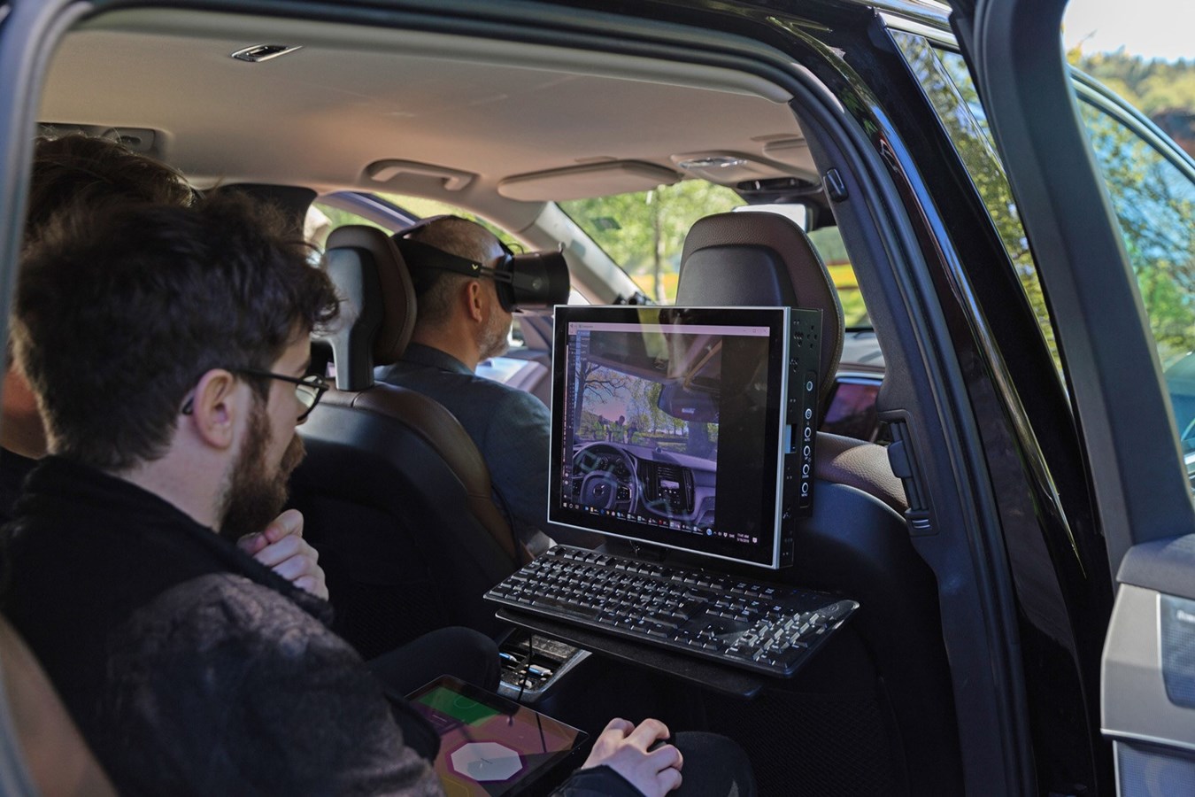 沃尔沃汽车设计师和工程师佩戴XR-1在模拟环境中评估汽车特性和设计