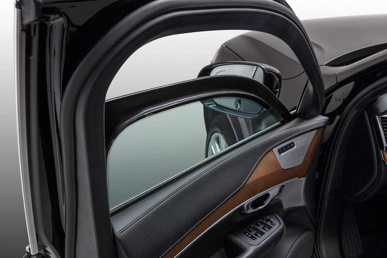 The 6mm reinforced laminated glass windows of the XC90 Armoured (light). Can be partly lowered on the driver’s and front seat passenger’s side.