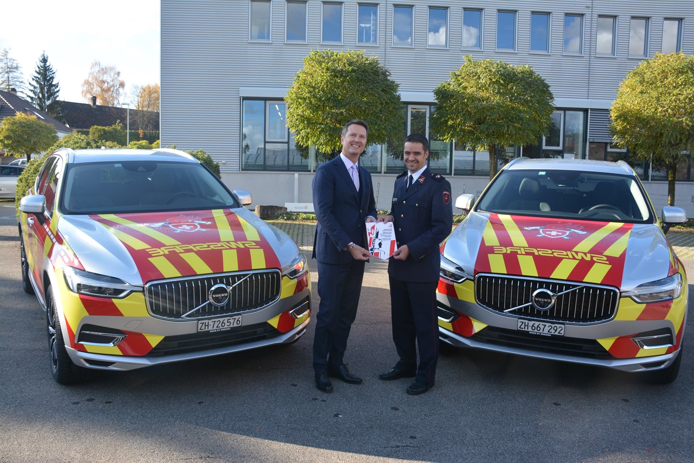 Mauro Zanello, Fleet Director chez Volvo Car Switzerland SA et Urs Bächtold, directeur de la édération suisse des sapeurs-pompiers (FSSP)