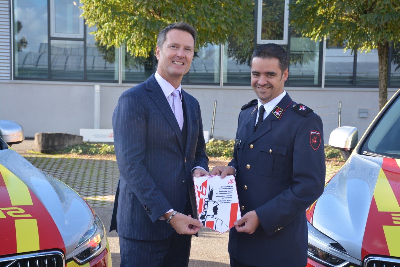 Mauro Zanello, Fleet Director presso Volvo Car Svizzera SA e Urs Bächtold, direttore della Federazione svizzera dei pompieri (FSP)