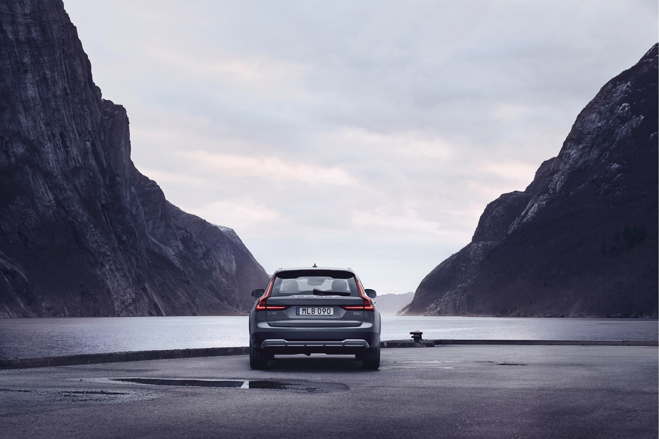 The refreshed Volvo V90 B6 AWD Cross Country in Thunder Grey