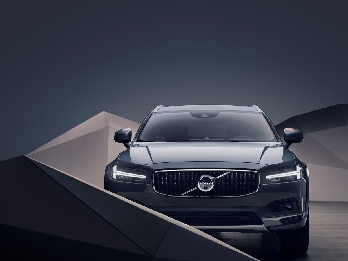 Studio images - The refreshed Volvo V90 B6 AWD Cross Country in Thunder Grey
