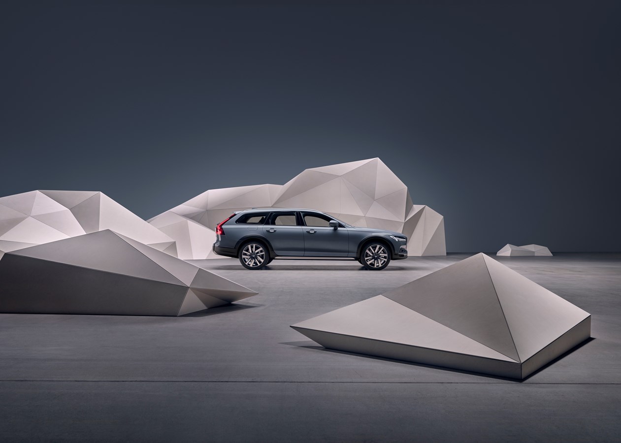 Studio images - the refreshed Volvo V90 B6 AWD Cross Country in Thunder Grey