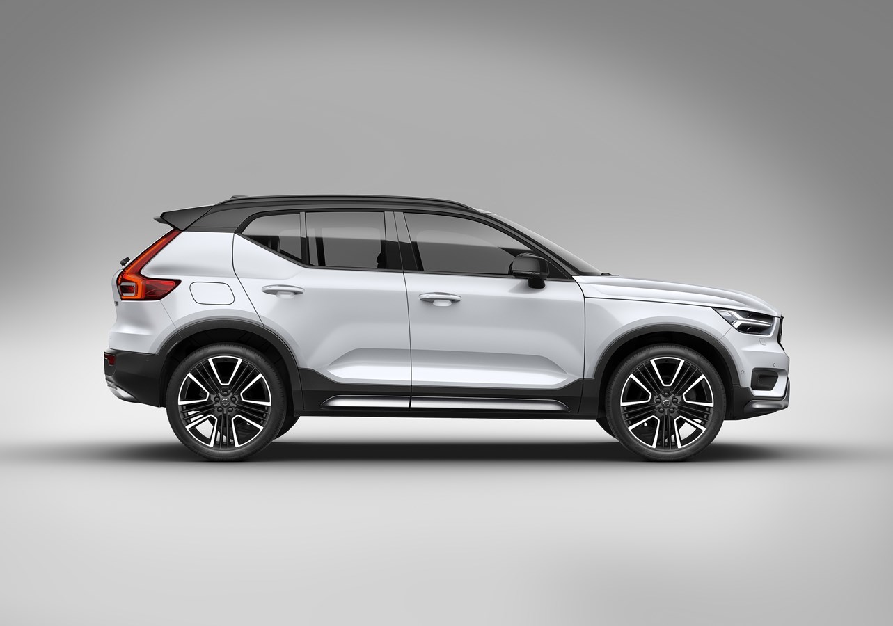 XC40 Recharge Plug-In Hybrid R-Design expression, in Crystal White Pearl