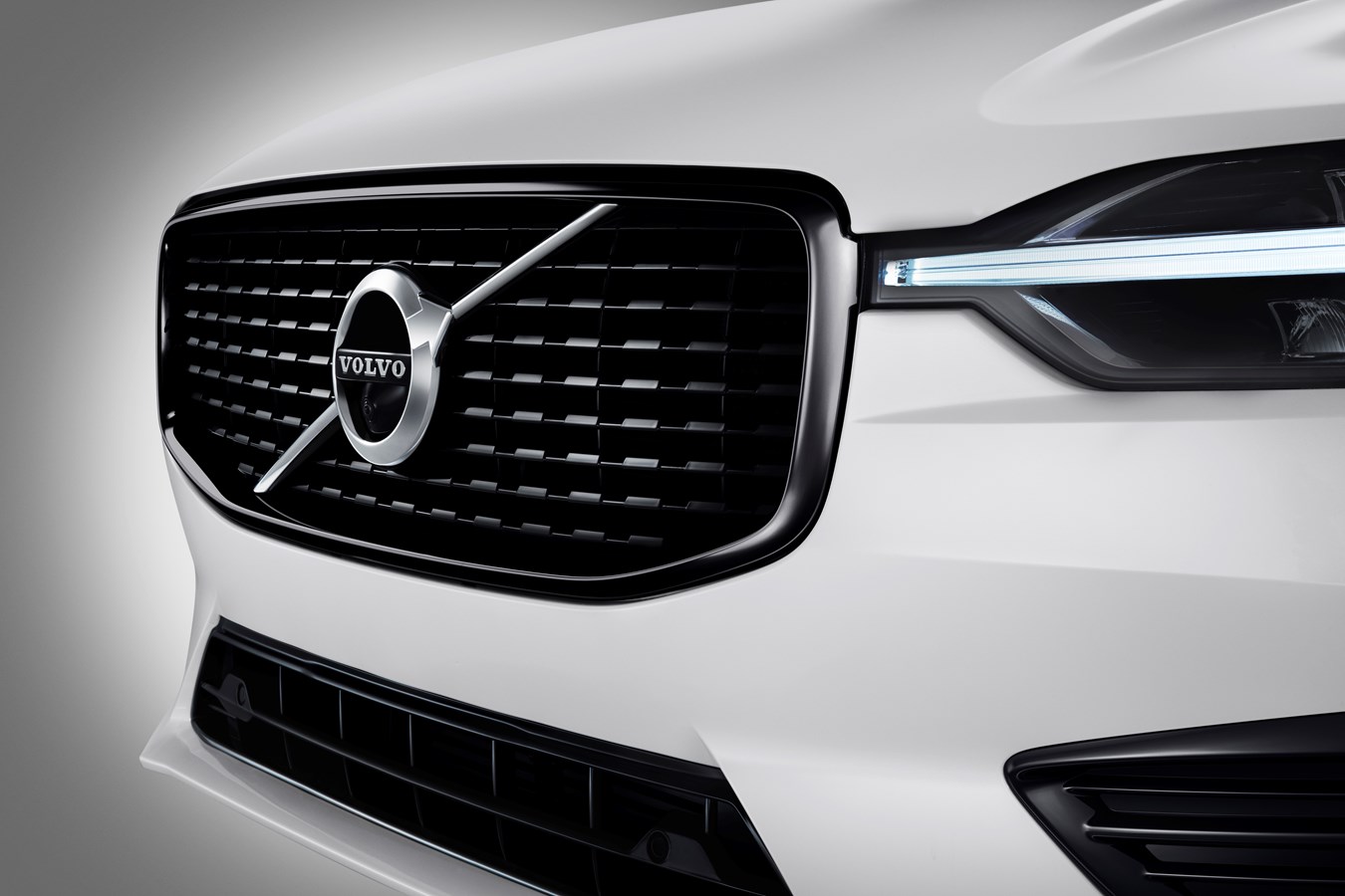 XC60 R-Design expression, in Crystal White Pearl