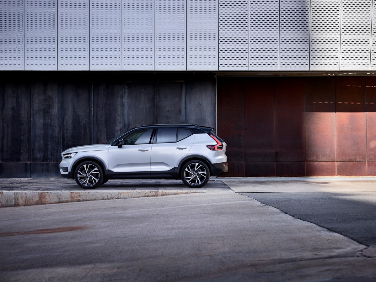 XC40 R-Design, in Crystal White Pearl