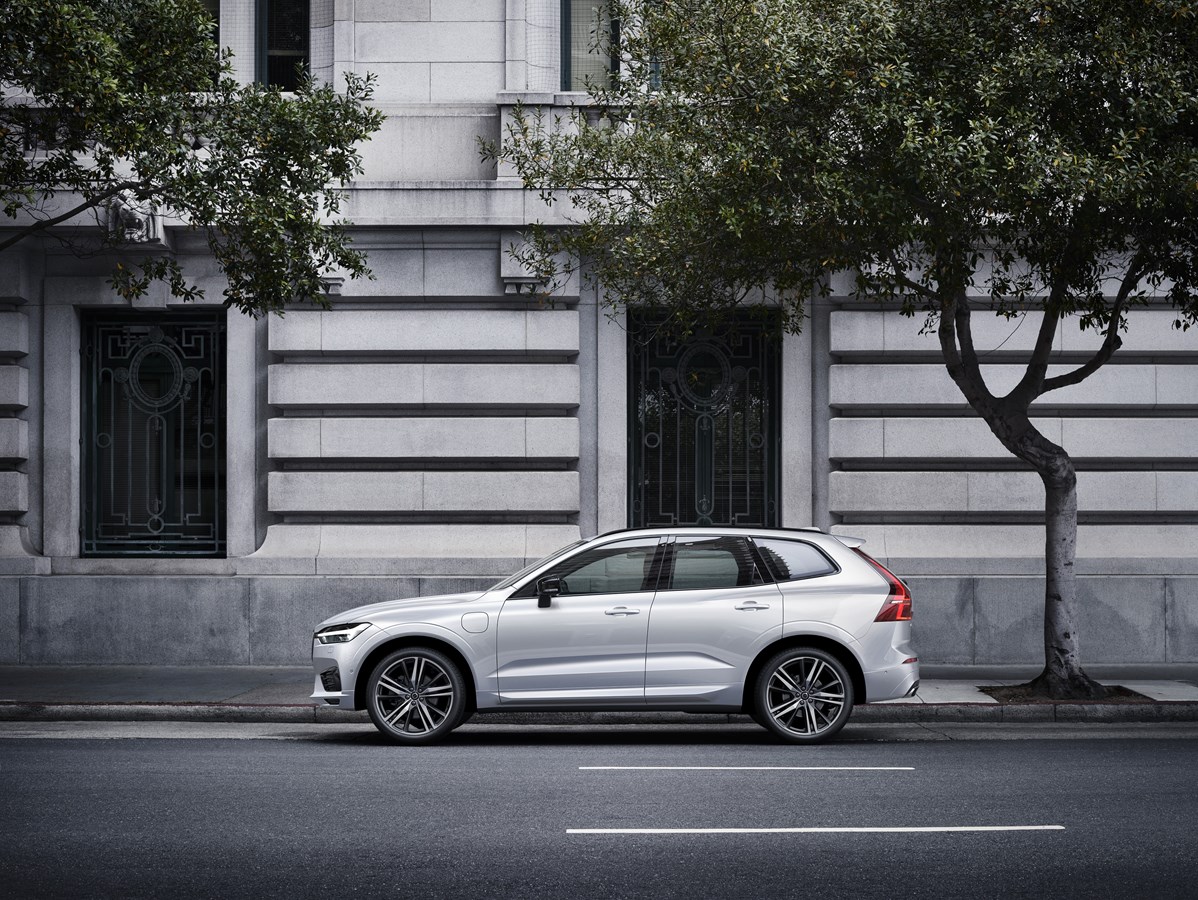 XC60 R-Design Recharge, in Crystal White Pearl