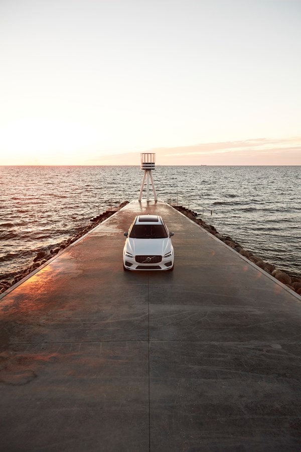 XC60 Recharge R-Design, in Crystal White Pearl