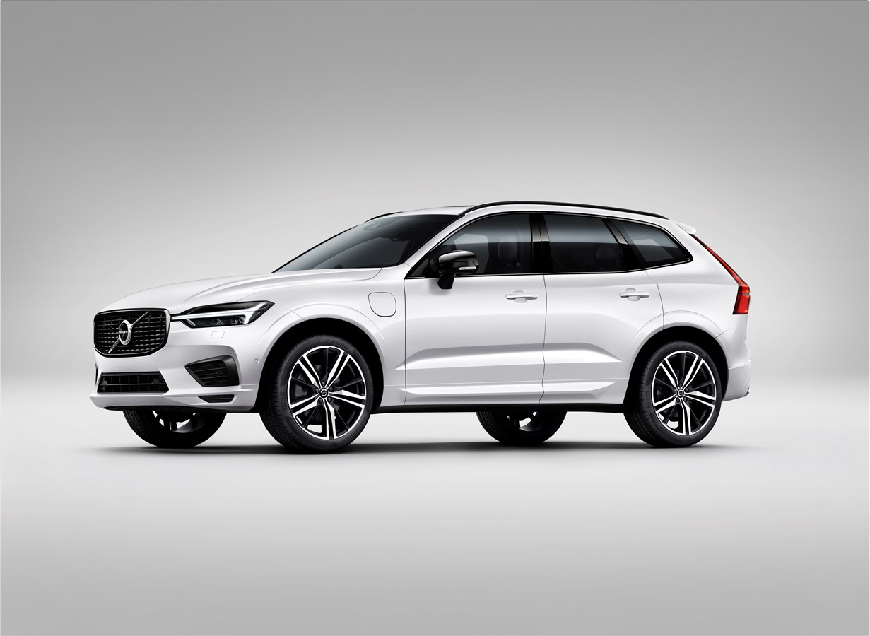 XC60 Recharge plug-in hybrid R-Design expression, in Crystal White Pearl