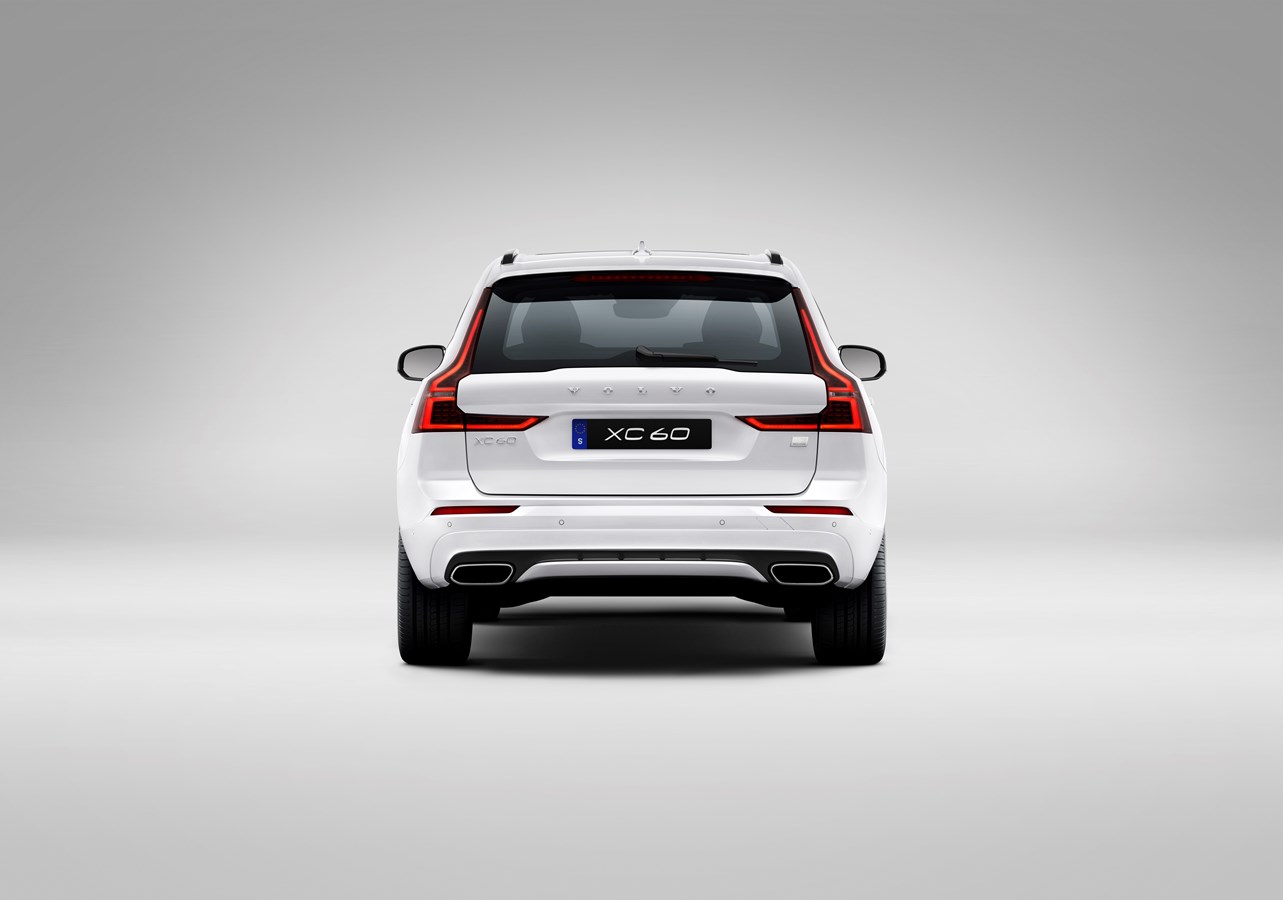 XC60 Recharge plug-in hybrid R-Design expression, in Crystal White Pearl