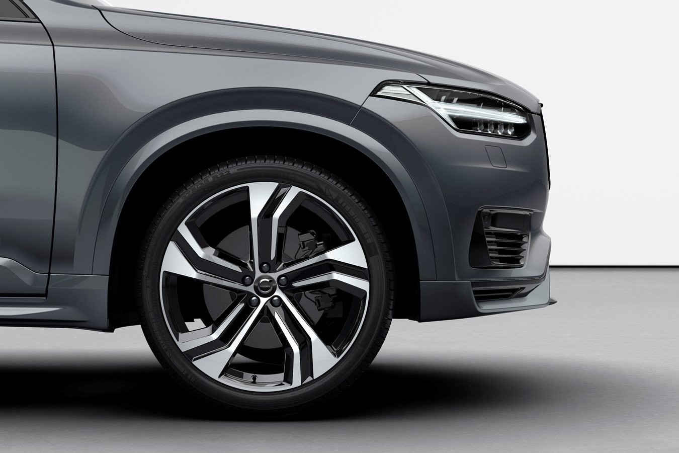 XC90 Recharge plug-in hybrid, in Thunder Grey 
