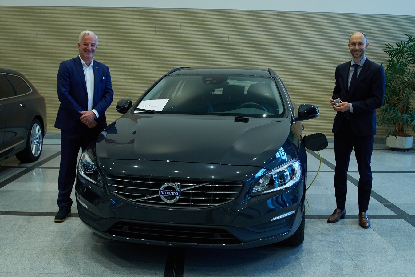 Volvo fait don d’une Plug-in hybride à chacune des 5 Hautes Ecoles qui proposent la formation de bachelier en technologie automobile