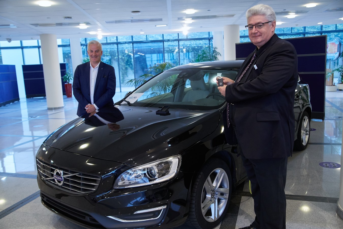 Volvo schenkt een Plug-in hybride aan elk van de 5 Hogescholen die de opleiding van Bachelor ‘Autotechnologie’ aanbiedt!